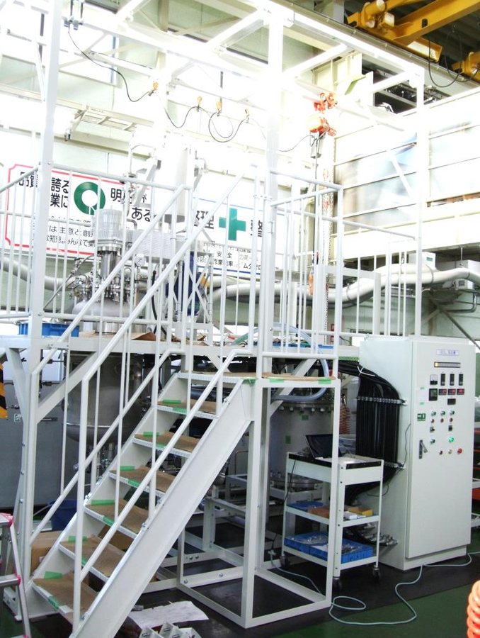 AKICO製 バッチ式ゼオライト生産設備(240℃・3.5MPa)。熱媒供給槽と150L反応槽