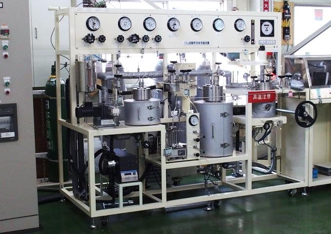 AKICO製 CO2超臨界流体実験装置（150℃・40MPa）。溶解槽1基と抽出器2基を備えたユニット